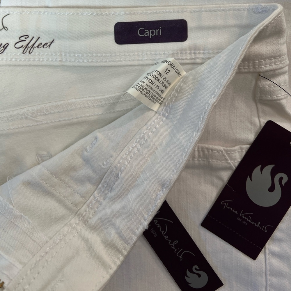 Gloria Vanderbilt Madelaine Prism White Straight-Leg Capris - Picture 4 of 9